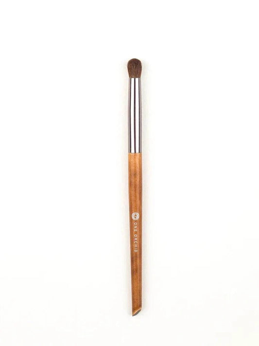 Shinedo horse hair eyeshadow makeup brush with wooden handle and dark brown aluminum ferrule.